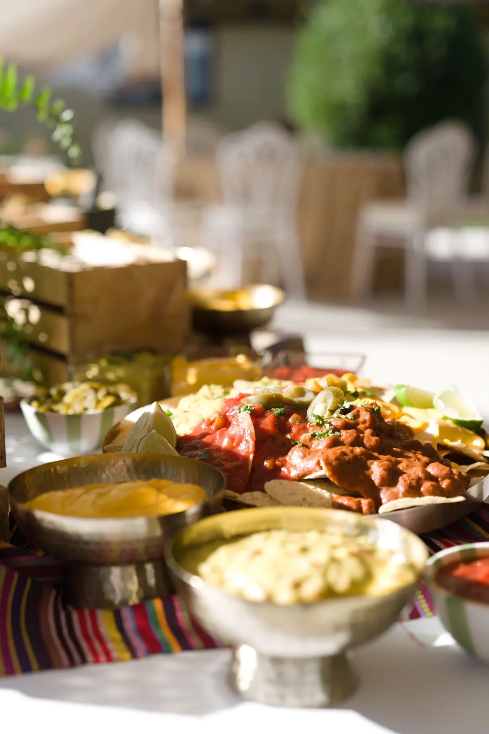 Mano de una camarera sujetando una bandeja con apetitivos en forma de cono mientras un invitado está cogiendo uno