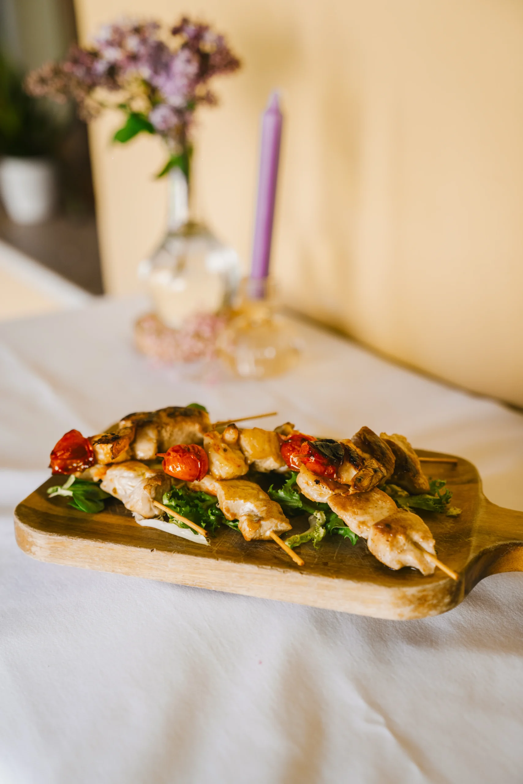 Mano de cocinero con pinzas de cocina colocando adorno en un postre de El Caserío eventos